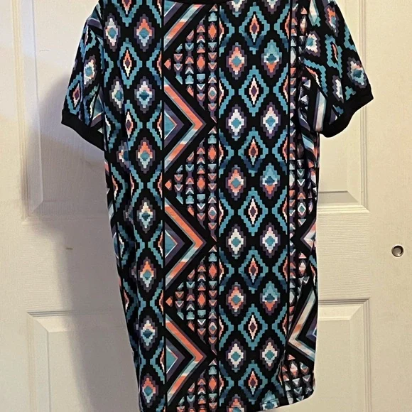 LuLaRoe Black and White Raglan shirt. - Picture 2 of 3